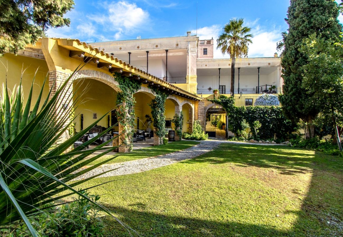 Villa in Banyeres del Penedès - Impressive and Idyllic mansion for up to 40 people!