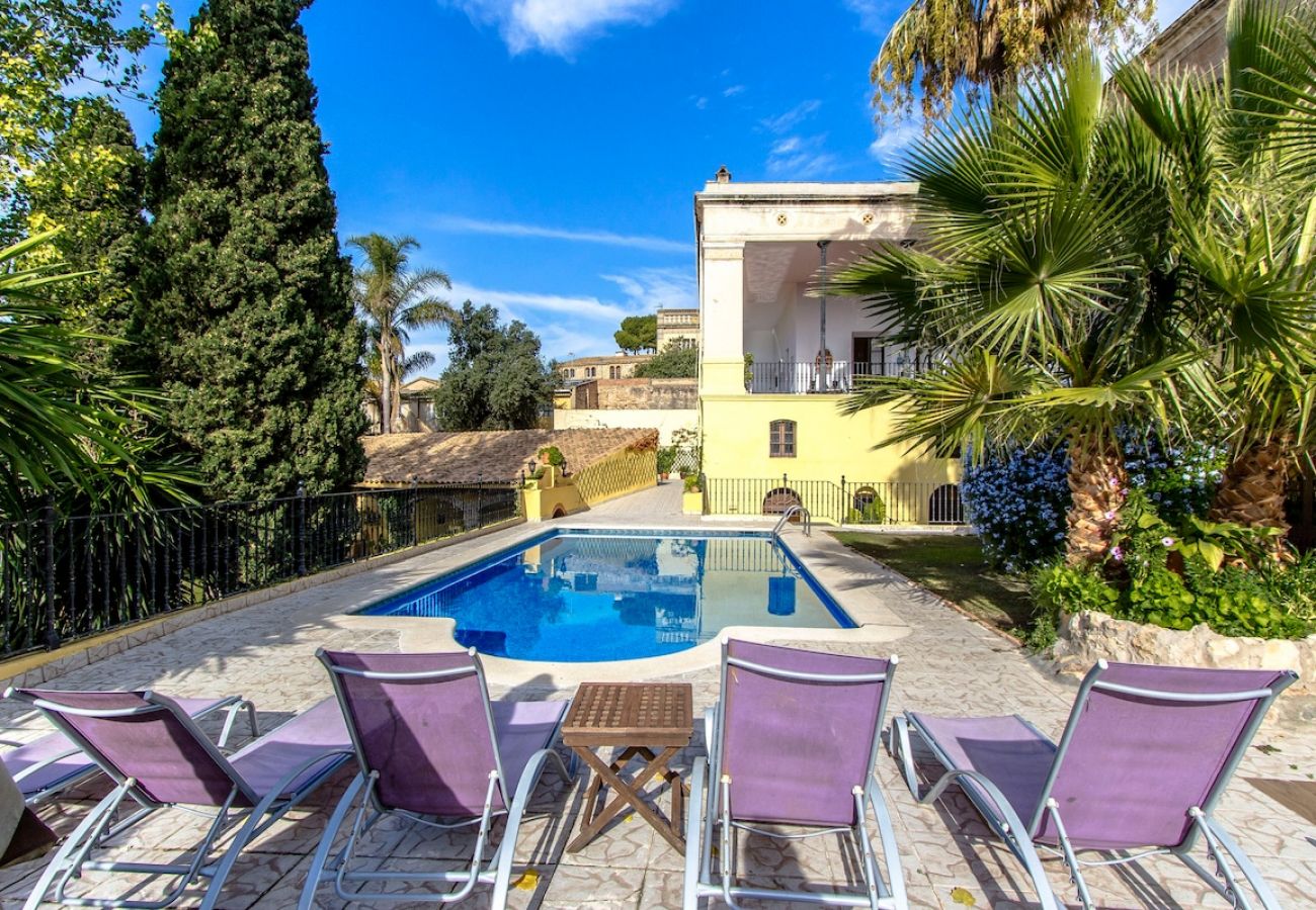 Villa in Banyeres del Penedès - Impressive and Idyllic mansion for up to 40 people!