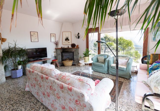 Villa in Castellar del Vallés - Mountain Escape w/ stunning views 40 km to Barna! Villa in Castellar del Vallés - Mountain Escape w/ stunning views 40 km to Barna!