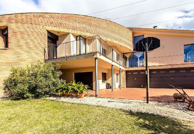 Villa in Caldes De Montbui - Stunning modern villa - just half hour to Barcelona! Villa in Caldes De Montbui - Stunning modern villa - just half hour to Barcelona!