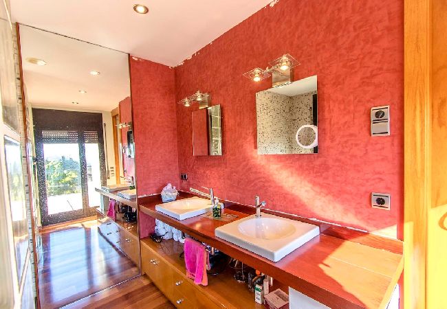 Villa in Caldes De Montbui - Stunning modern villa - just half hour to Barcelona! Villa in Caldes De Montbui - Stunning modern villa - just half hour to Barcelona!