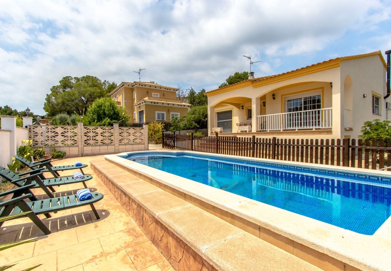 Villa in El Vendrell - Villa Borras w/ private pool, 3km to beach!