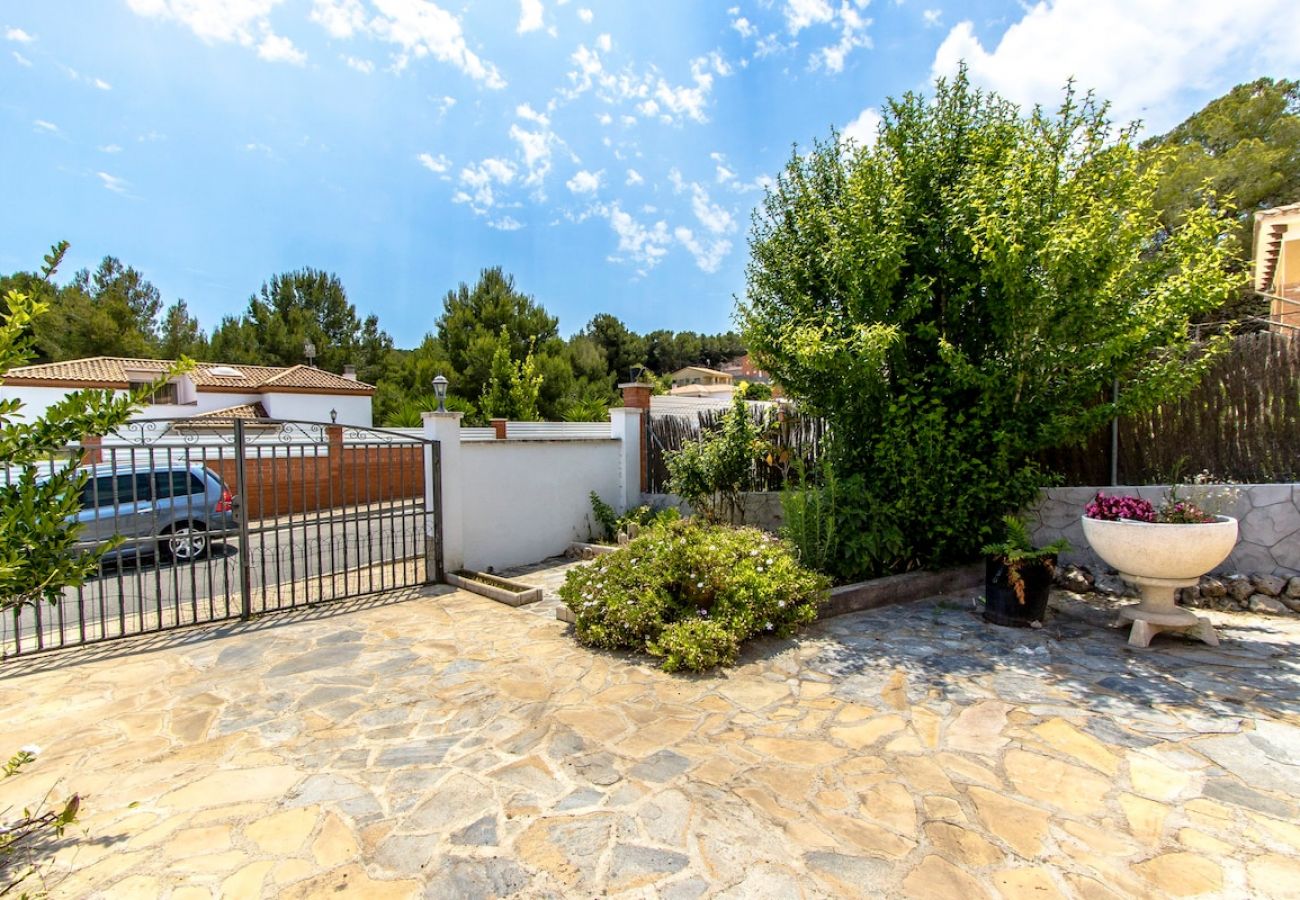 Villa in El Vendrell - Villa Borras w/ private pool, 3km to beach!