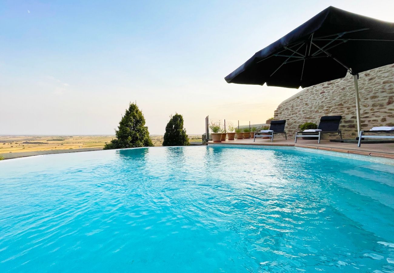 Villa in Els Plans de Sió - Medieval 16th Century Castle, 1 hour from Barcelona!