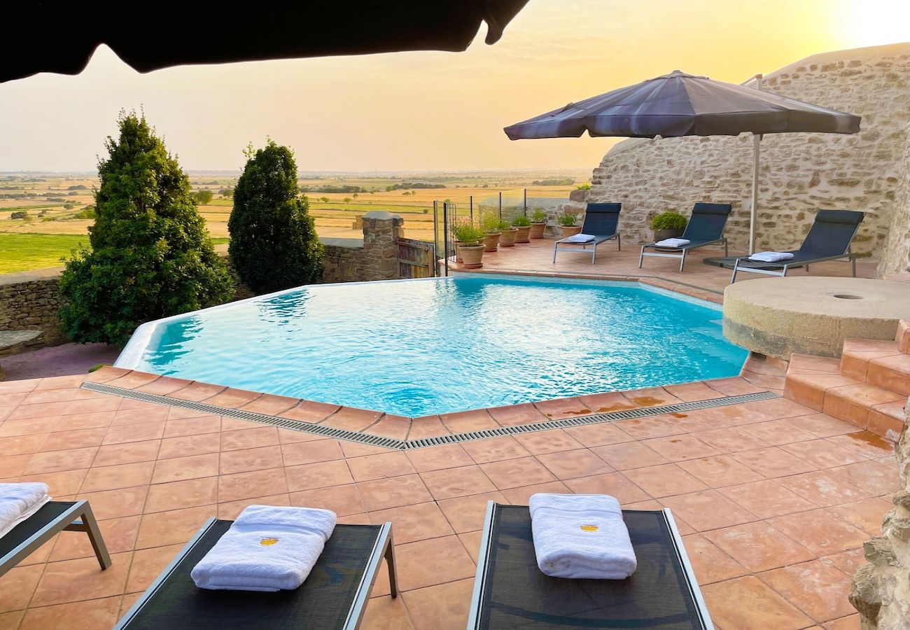 Villa in Els Plans de Sió - Medieval 16th Century Castle, 1 hour from Barcelona!