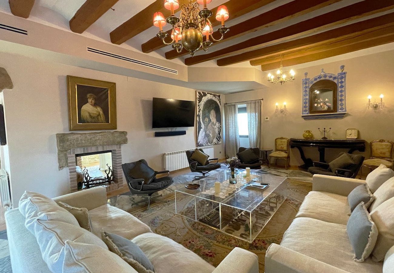 Villa in Els Plans de Sió - Medieval 16th Century Castle, 1 hour from Barcelona!