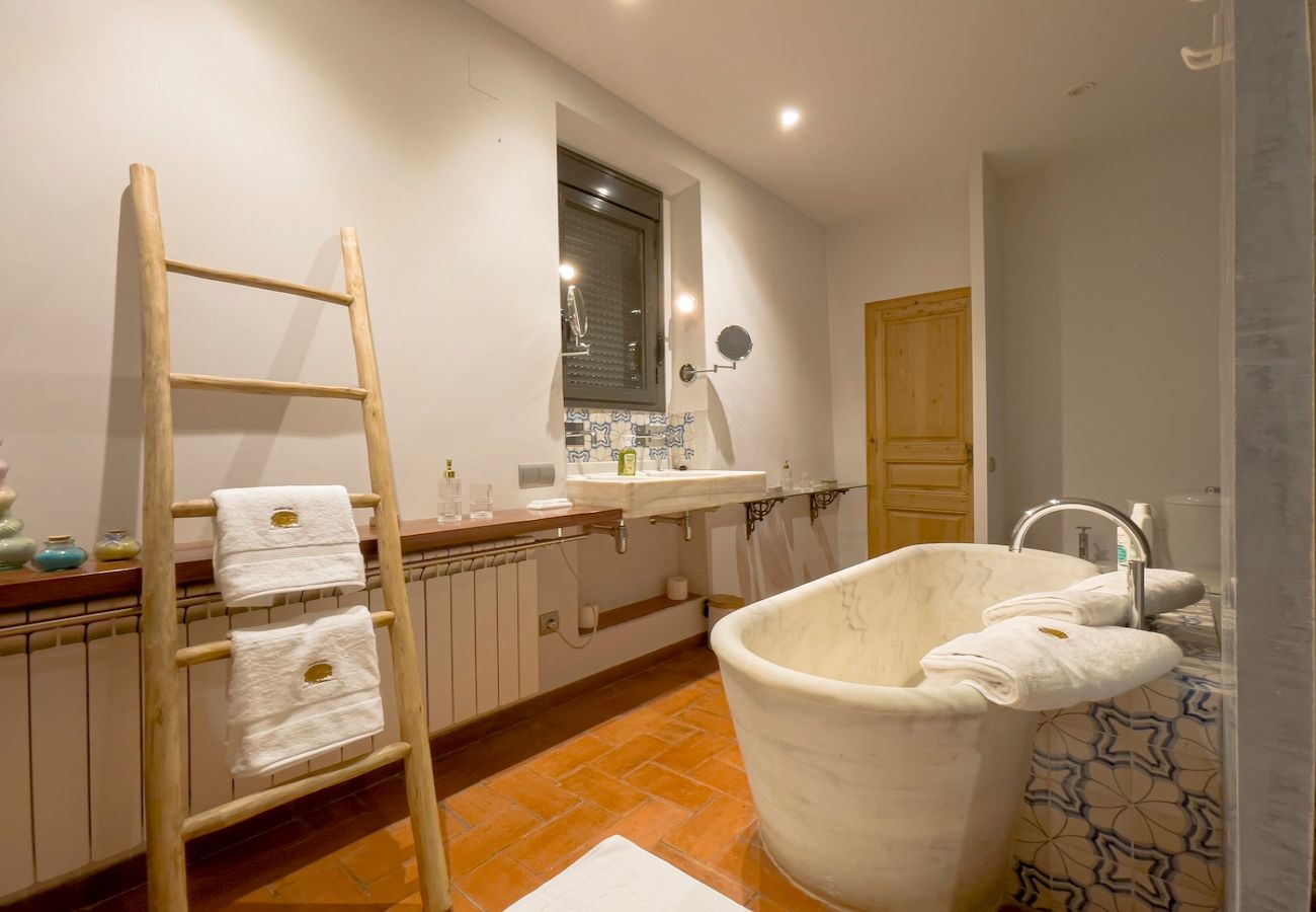 Villa in Els Plans de Sió - Medieval 16th Century Castle, 1 hour from Barcelona!