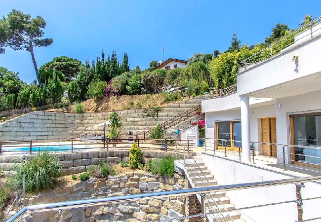 Villa in Sant Cebrià de Vallalta - Modern Mestral - only a few km to the beach!