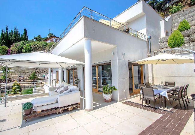 Villa in Sant Cebrià de Vallalta - Modern Mestral - a few km to the beach! Villa in Sant Cebrià de Vallalta - Modern Mestral - a few km to the beach!