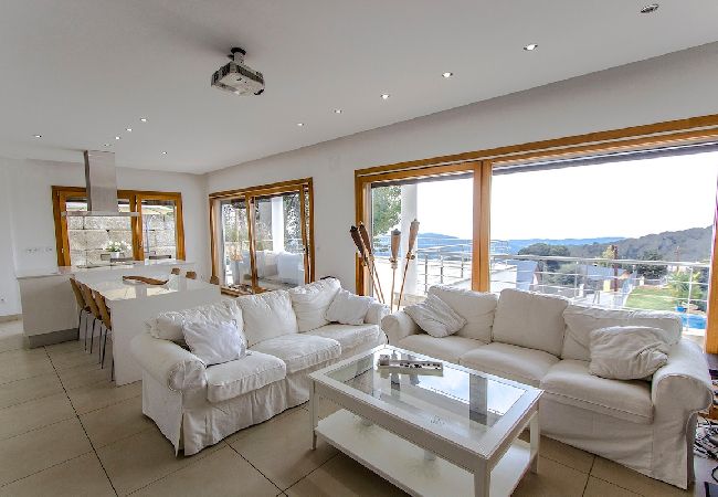 Villa in Sant Cebrià de Vallalta - Modern Mestral - only a few km to the beach!