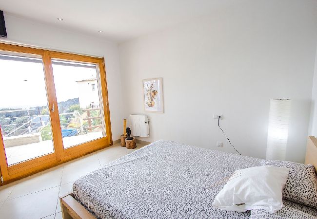 Villa in Sant Cebrià de Vallalta - Modern Mestral - a few km to the beach! Villa in Sant Cebrià de Vallalta - Modern Mestral - a few km to the beach!