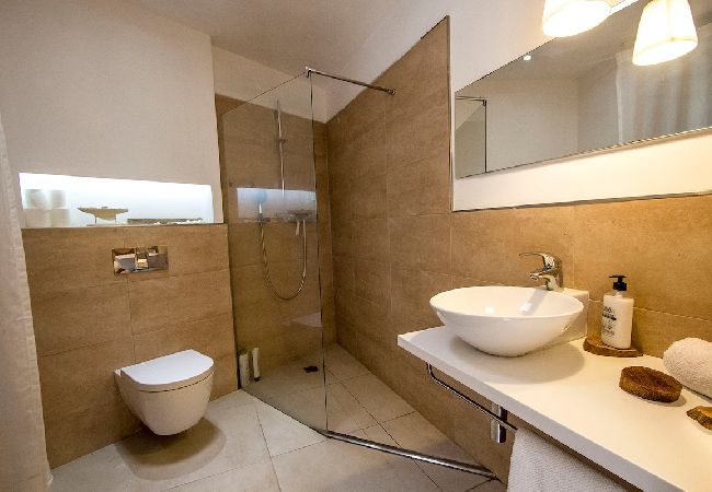 Villa in Sant Cebrià de Vallalta - Modern Mestral - a few km to the beach! Villa in Sant Cebrià de Vallalta - Modern Mestral - a few km to the beach!