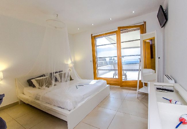Villa in Sant Cebrià de Vallalta - Modern Mestral - a few km to the beach! Villa in Sant Cebrià de Vallalta - Modern Mestral - a few km to the beach!