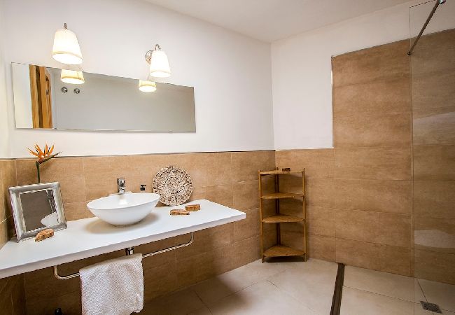 Villa in Sant Cebrià de Vallalta - Modern Mestral - a few km to the beach! Villa in Sant Cebrià de Vallalta - Modern Mestral - a few km to the beach!