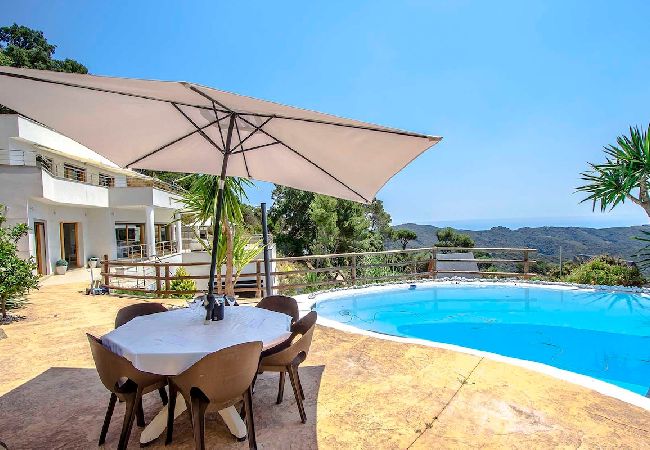 Villa in Sant Cebrià de Vallalta - Modern Mestral - a few km to the beach! Villa in Sant Cebrià de Vallalta - Modern Mestral - a few km to the beach!