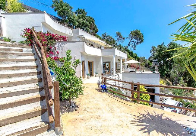 Villa in Sant Cebrià de Vallalta - Modern Mestral - a few km to the beach! Villa in Sant Cebrià de Vallalta - Modern Mestral - a few km to the beach!