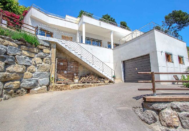 Villa in Sant Cebrià de Vallalta - Modern Mestral - a few km to the beach! Villa in Sant Cebrià de Vallalta - Modern Mestral - a few km to the beach!