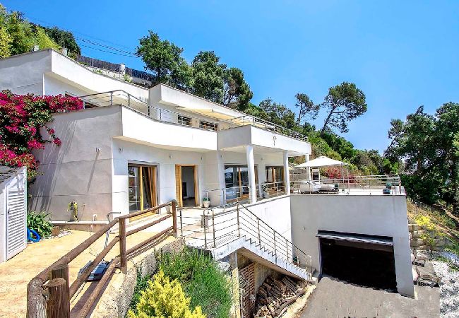 Villa in Sant Cebrià de Vallalta - Modern Mestral - a few km to the beach! Villa in Sant Cebrià de Vallalta - Modern Mestral - a few km to the beach!