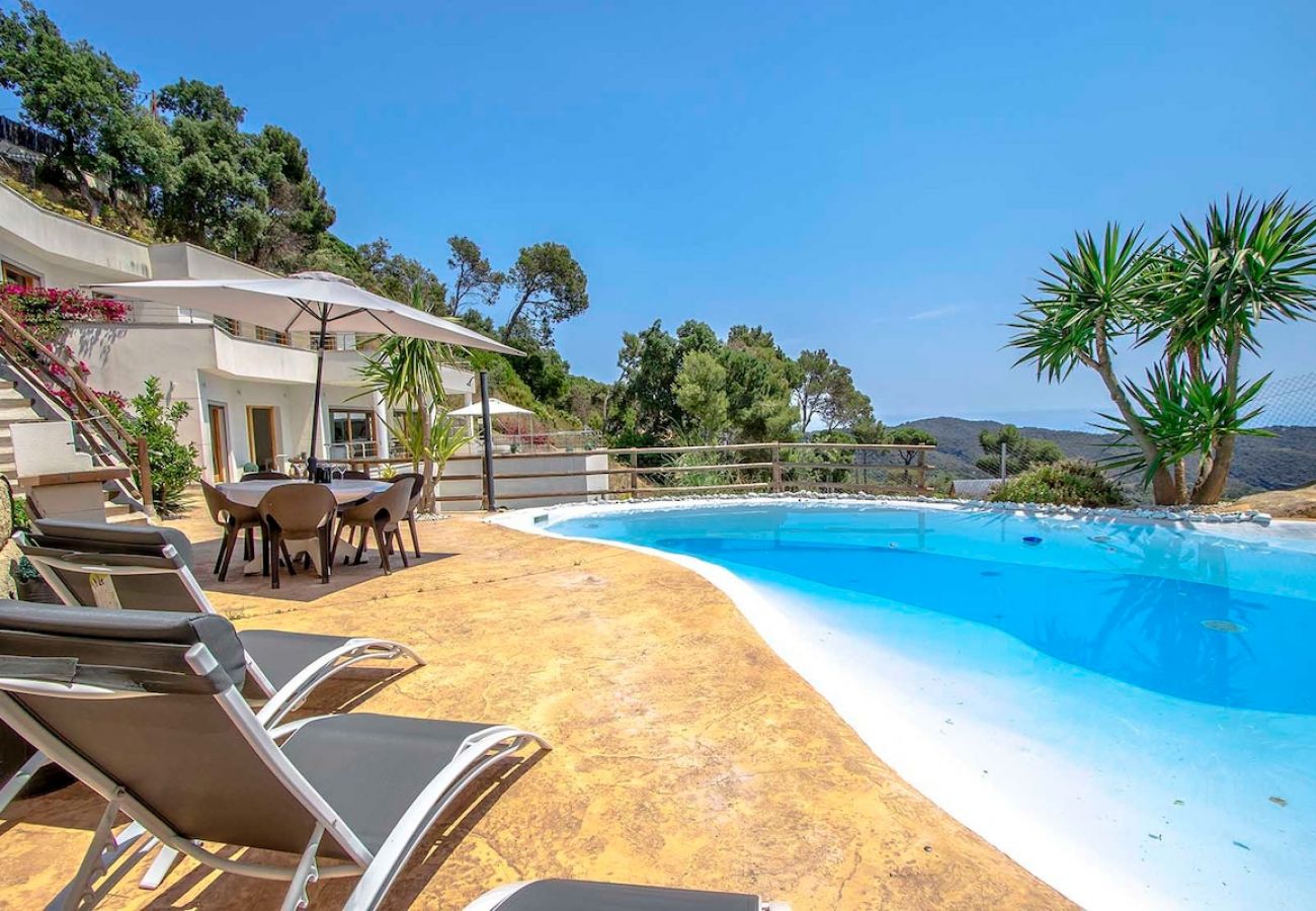 Villa in Sant Cebrià de Vallalta - Modern Magnificence - only a few km to the beach!