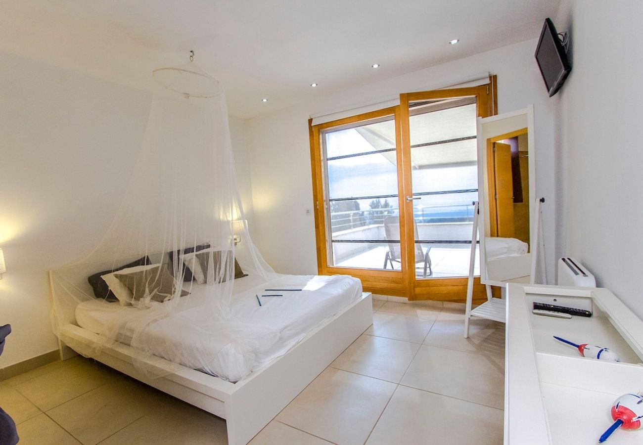 Villa in Sant Cebrià de Vallalta - Modern Mestral - a few km to the beach!
