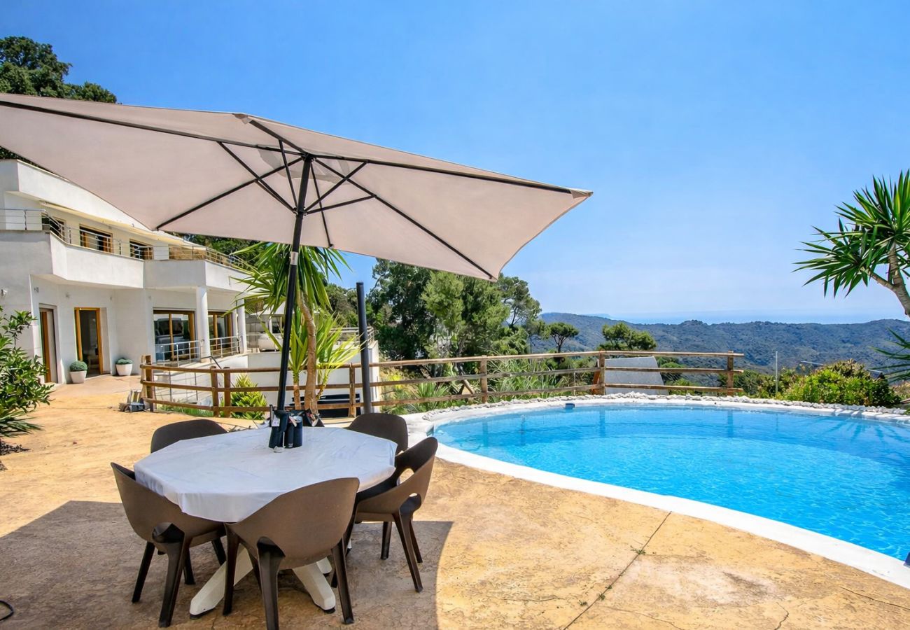 Villa in Sant Cebrià de Vallalta - Modern Mestral - a few km to the beach!