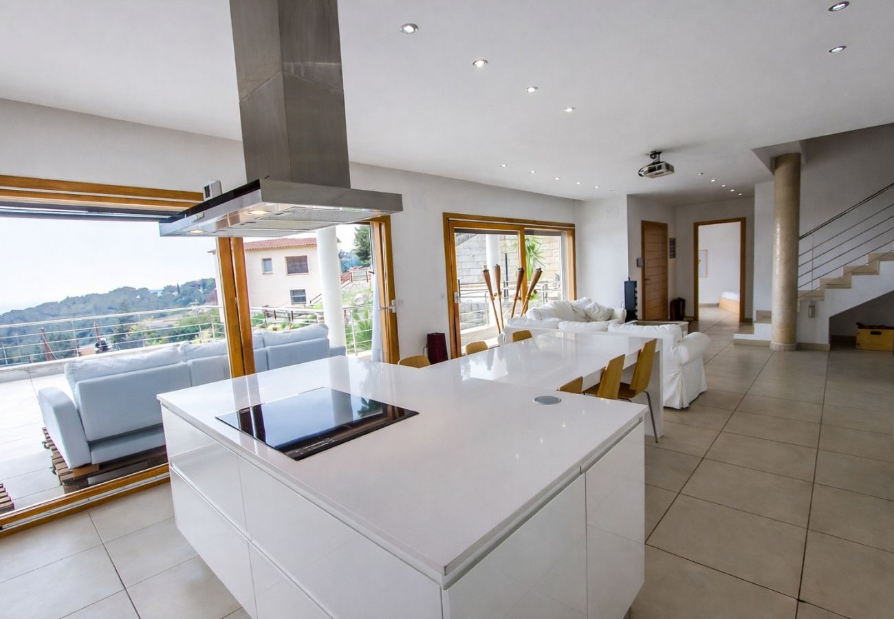 Villa in Sant Cebrià de Vallalta - Modern Mestral - a few km to the beach!