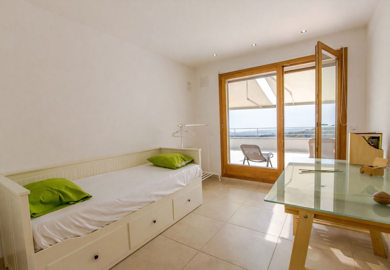 Villa in Sant Cebrià de Vallalta - Modern Mestral - a few km to the beach!