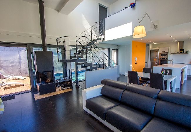 Villa in Castellet i la Gornal - Modern Hilltop Haven w/ private pool 7km to beach! Villa in Castellet i la Gornal - Modern Hilltop Haven w/ private pool 7km to beach!