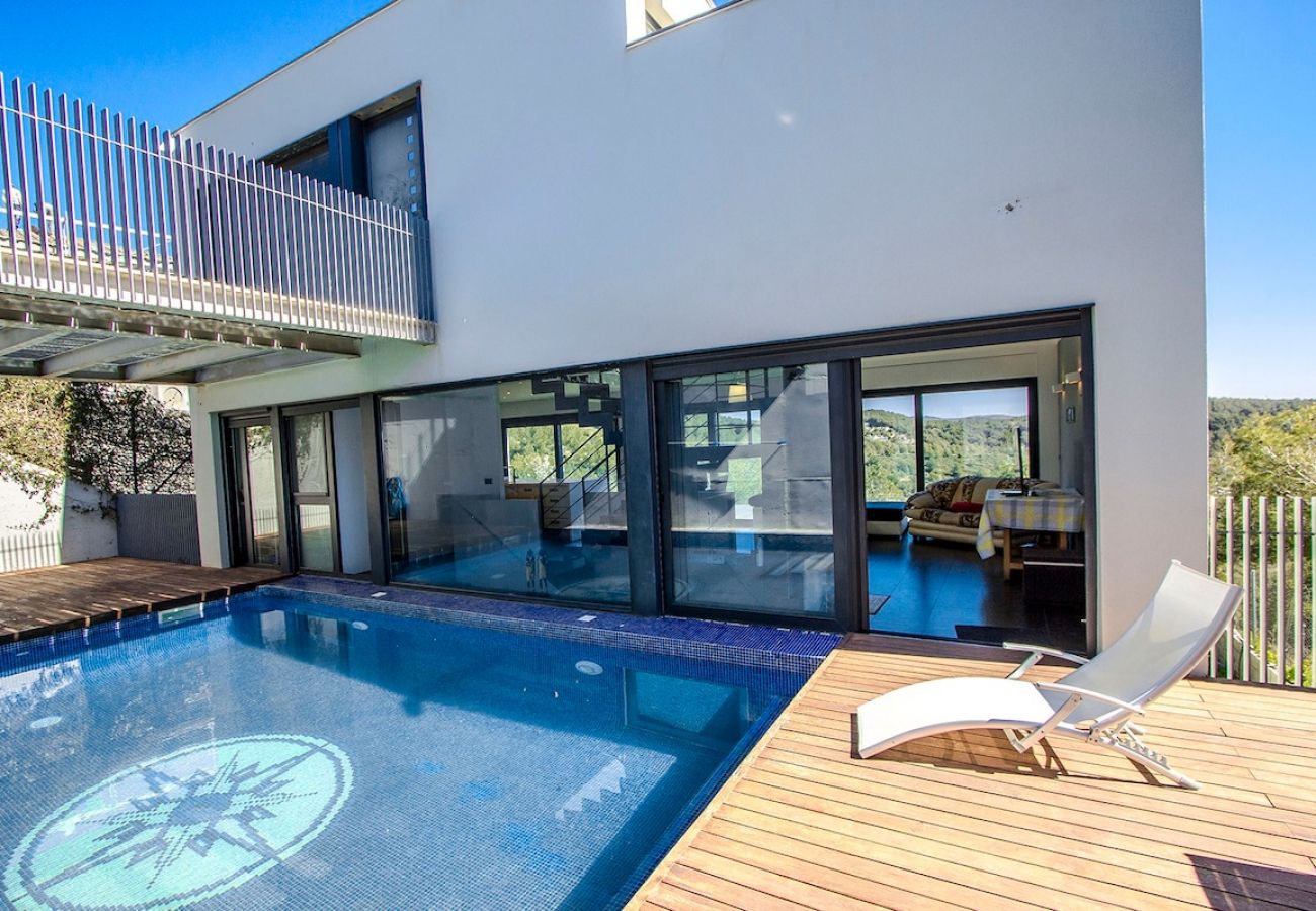 Villa in Castellet i la Gornal - Modern Hilltop Haven w/ private pool 7km to beach!