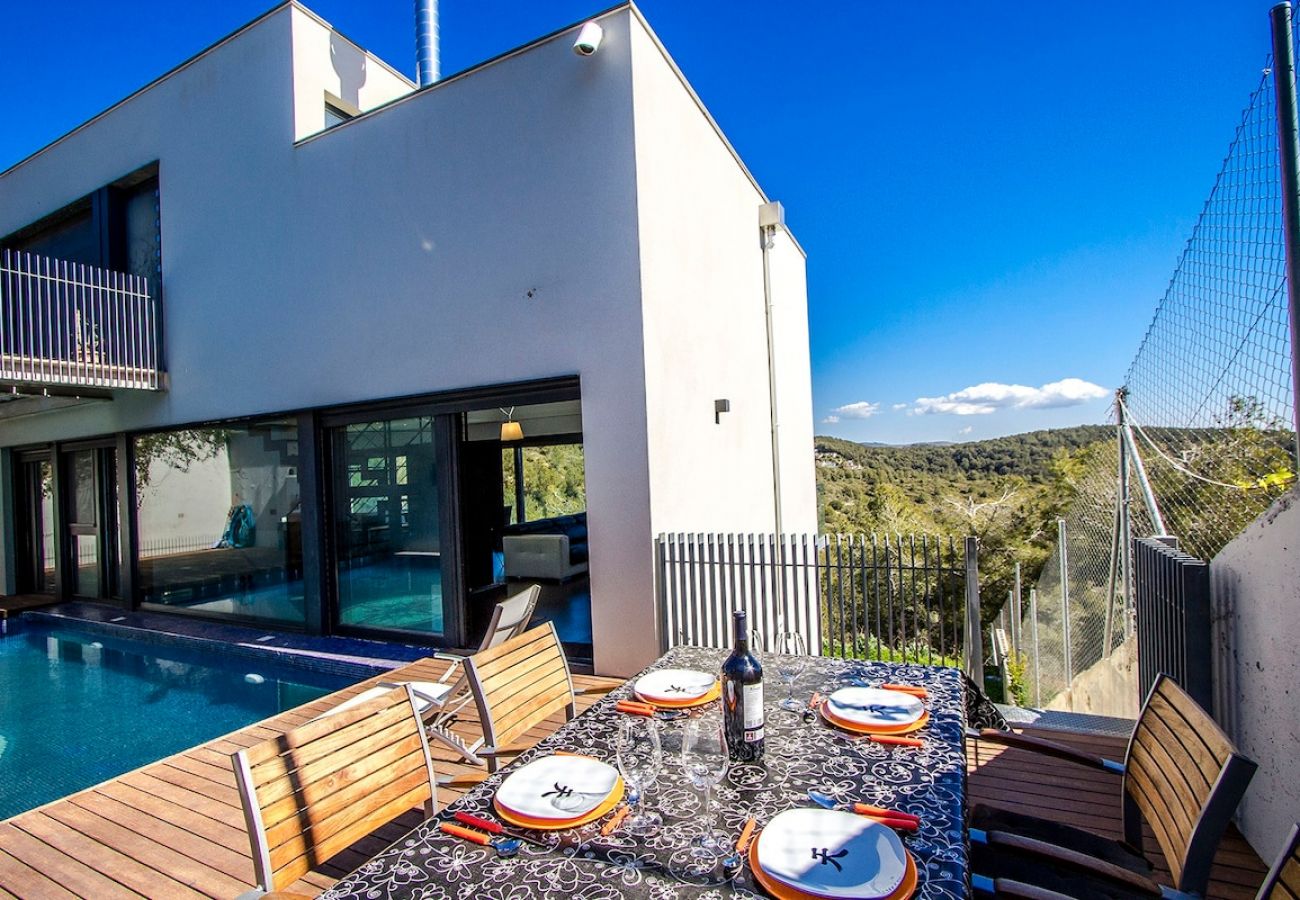 Villa in Castellet i la Gornal - Modern Hilltop Haven w/ private pool 7km to beach!