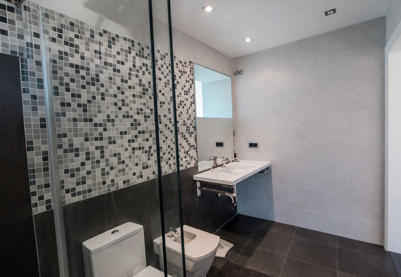 Villa in Castellet i la Gornal - Modern Hilltop Haven w/ private pool 7km to beach!