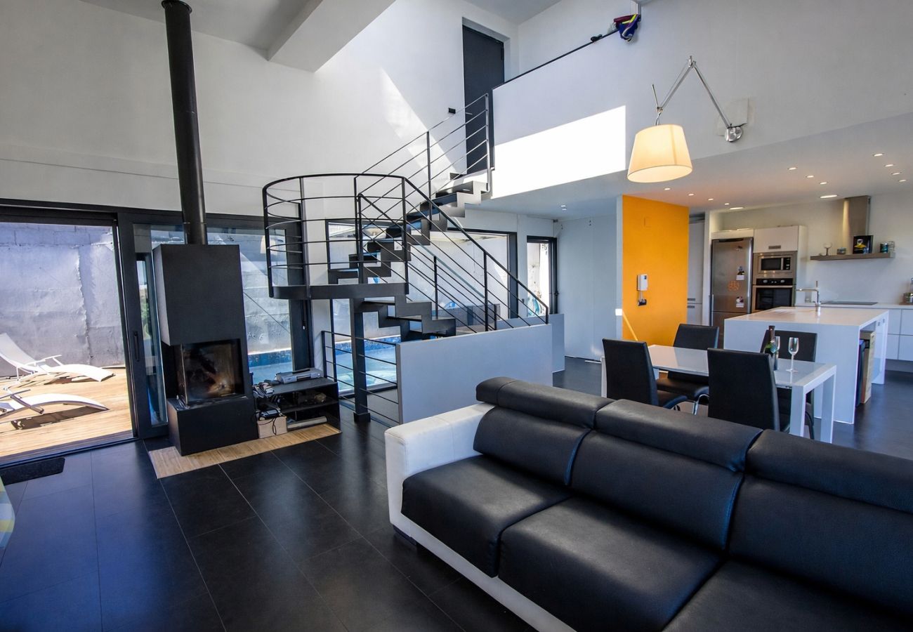 Villa in Castellet i la Gornal - Modern Hilltop Haven w/ private pool 7km to beach!