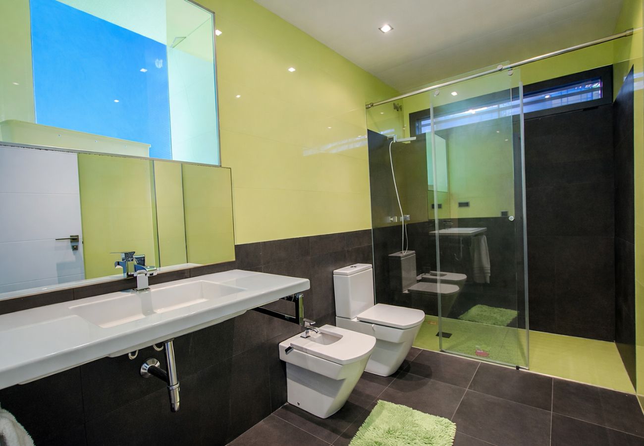 Villa in Castellet i la Gornal - Modern Hilltop Haven w/ private pool 7km to beach!