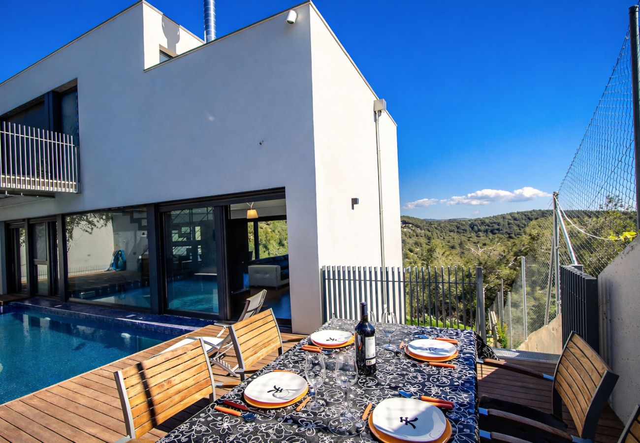 Villa in Castellet i la Gornal - Modern Hilltop Haven w/ private pool 7km to beach!