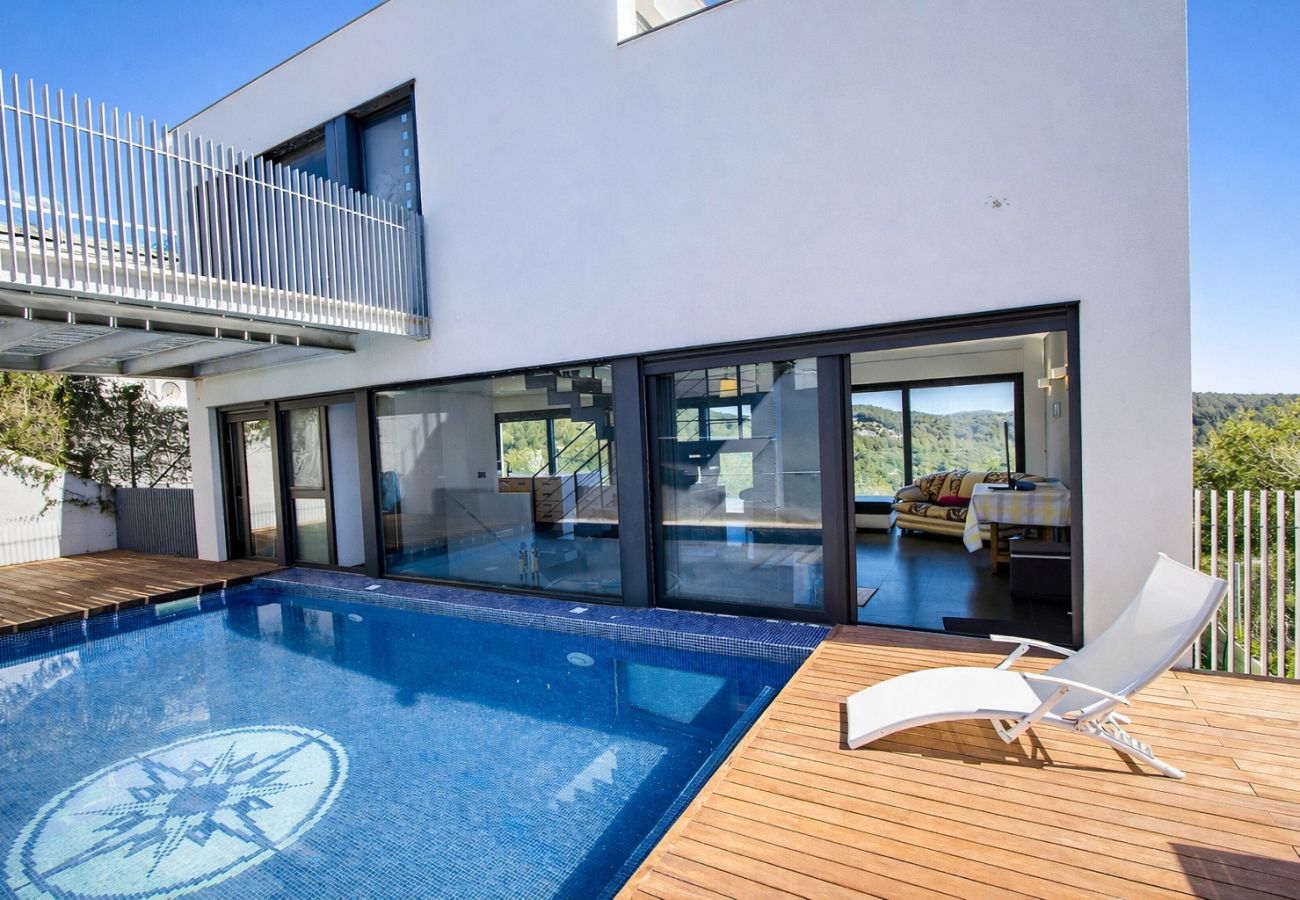 Villa in Castellet i la Gornal - Modern Hilltop Haven w/ private pool 7km to beach!