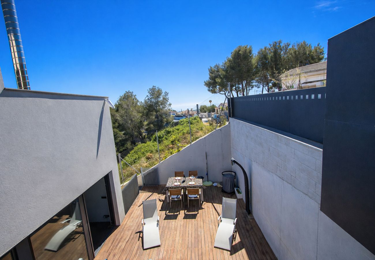 Villa in Castellet i la Gornal - Modern Hilltop Haven w/ private pool 7km to beach!