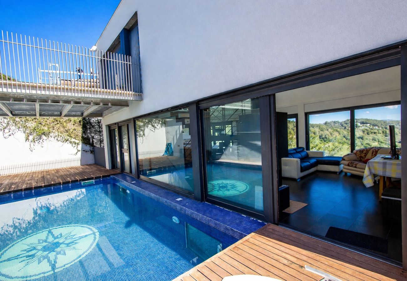 Villa in Castellet i la Gornal - Modern Hilltop Haven w/ private pool 7km to beach!