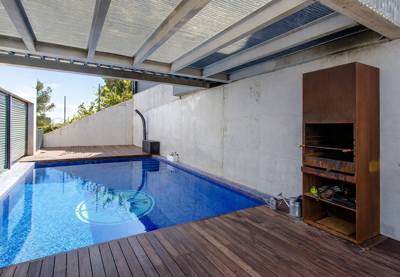 Villa in Castellet i la Gornal - Modern Hilltop Haven w/ private pool 7km to beach!