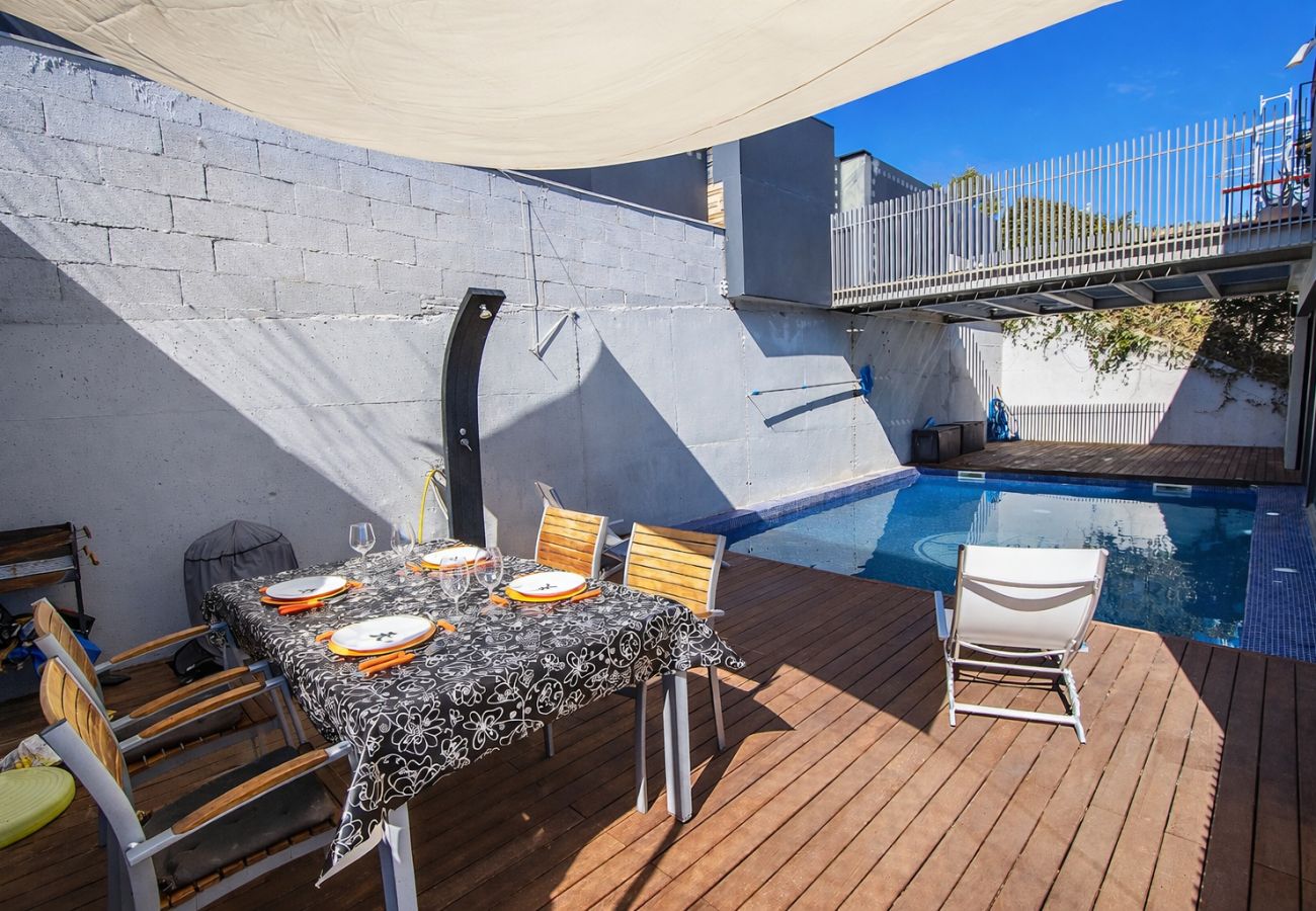 Villa in Castellet i la Gornal - Modern Hilltop Haven w/ private pool 7km to beach!