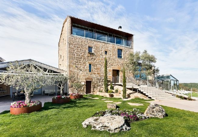 Villa/Dettached house in Torà - Fabulous Villa for 28 with Heated Pool.