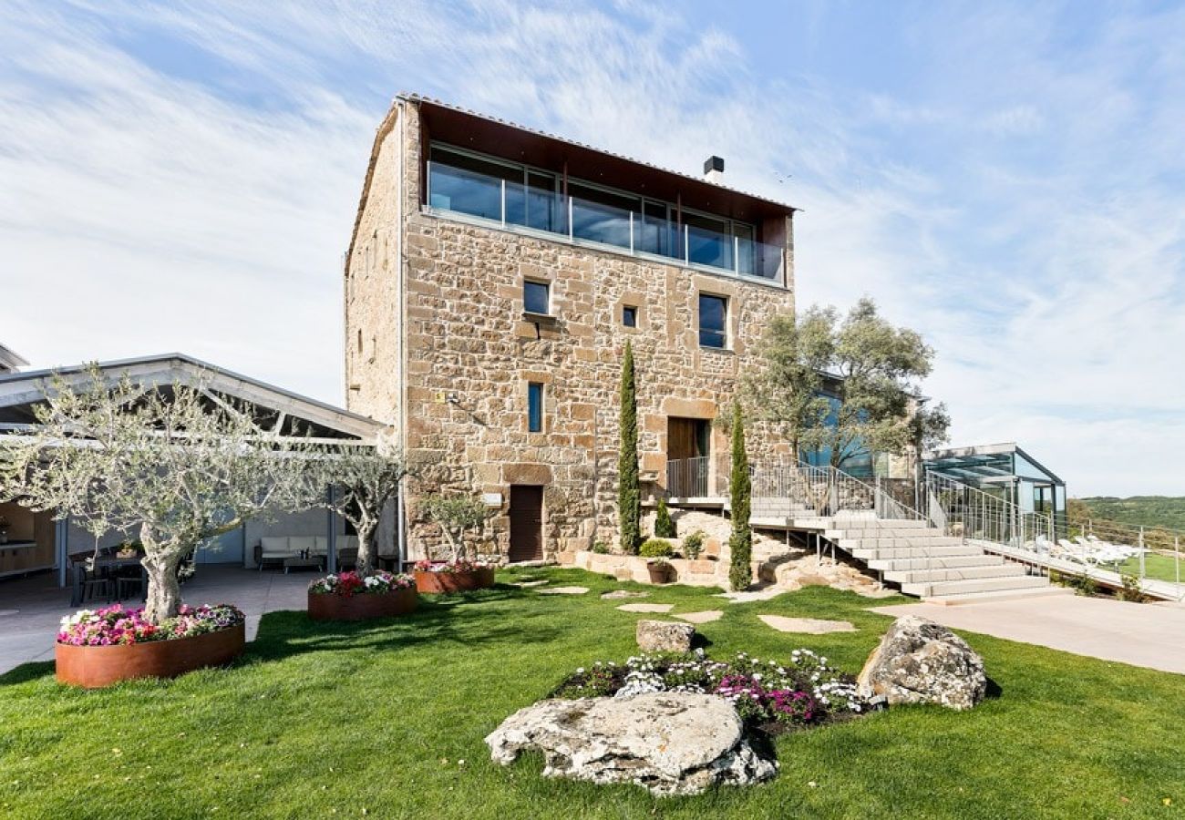 Villa in Torà - Fabulous Villa for 28 with Heated Pool.