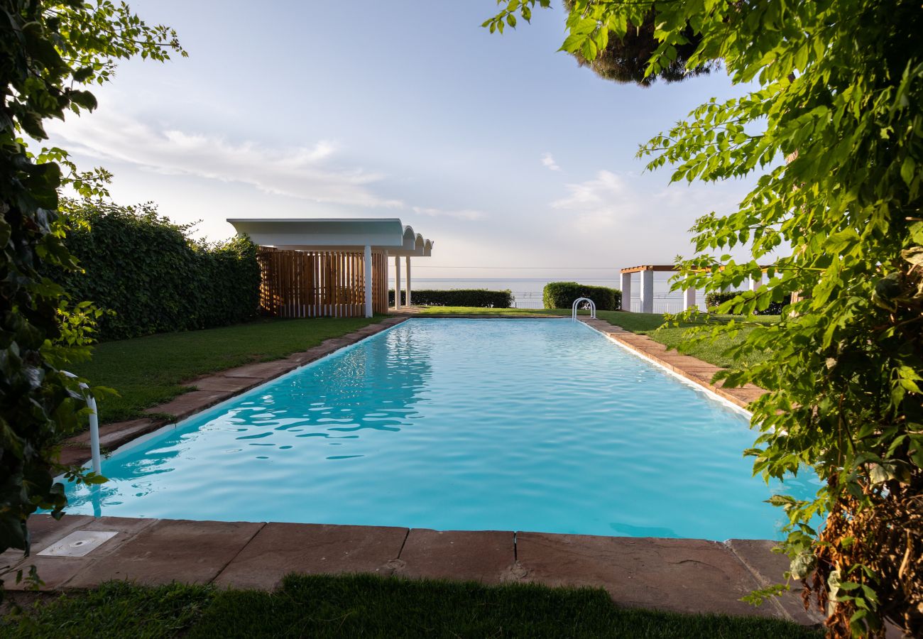Villa in Mataró - Seafront bliss for 16 people – 40km to Barcelona!