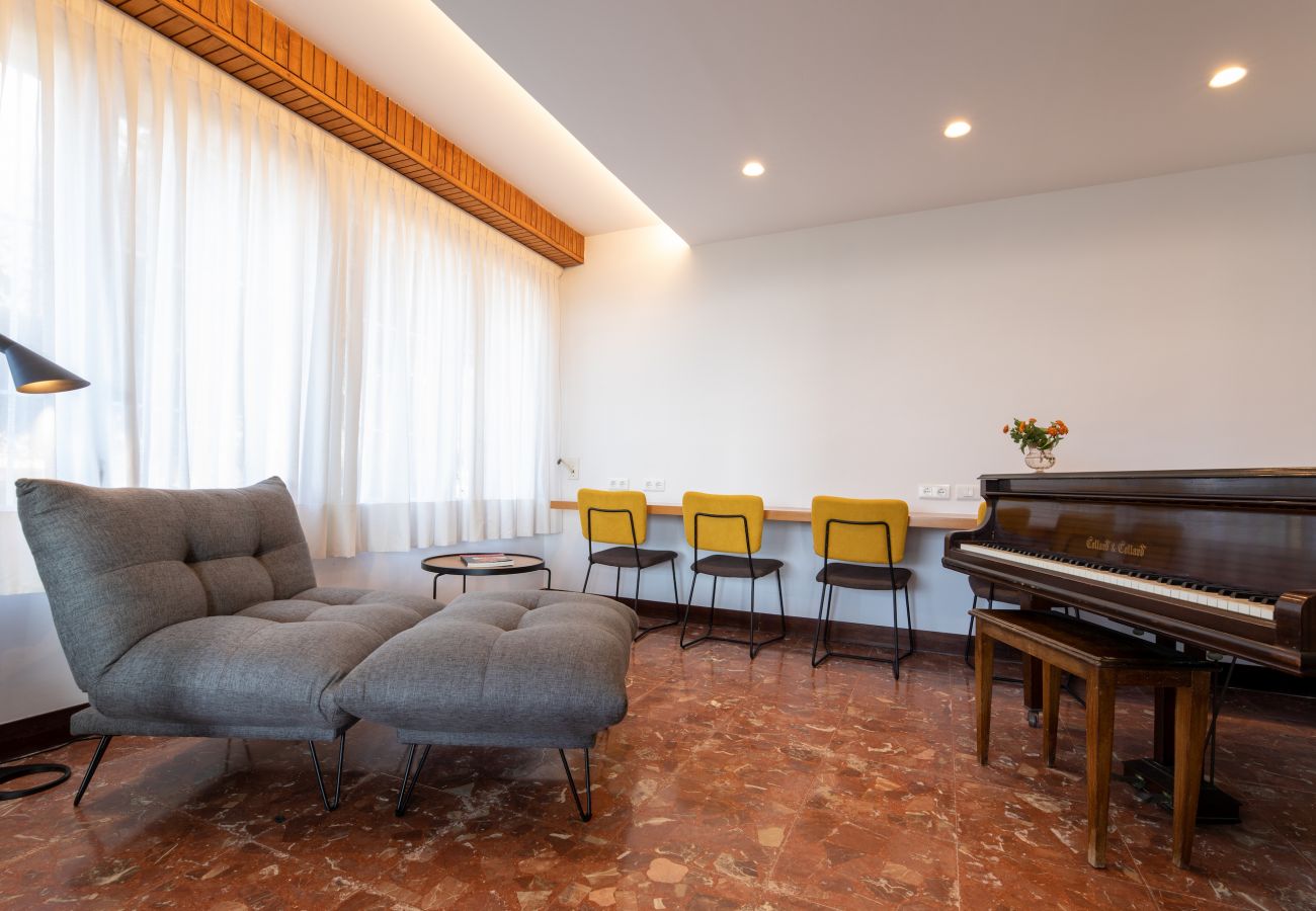 Villa in Mataró - Seafront bliss for 16 people – 40km to Barcelona!