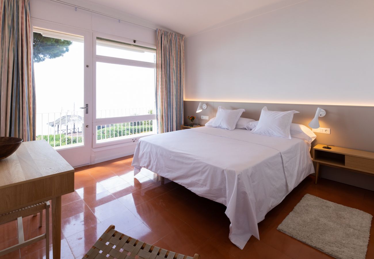 Villa in Mataró - Seafront bliss for 16 people – 40km to Barcelona!