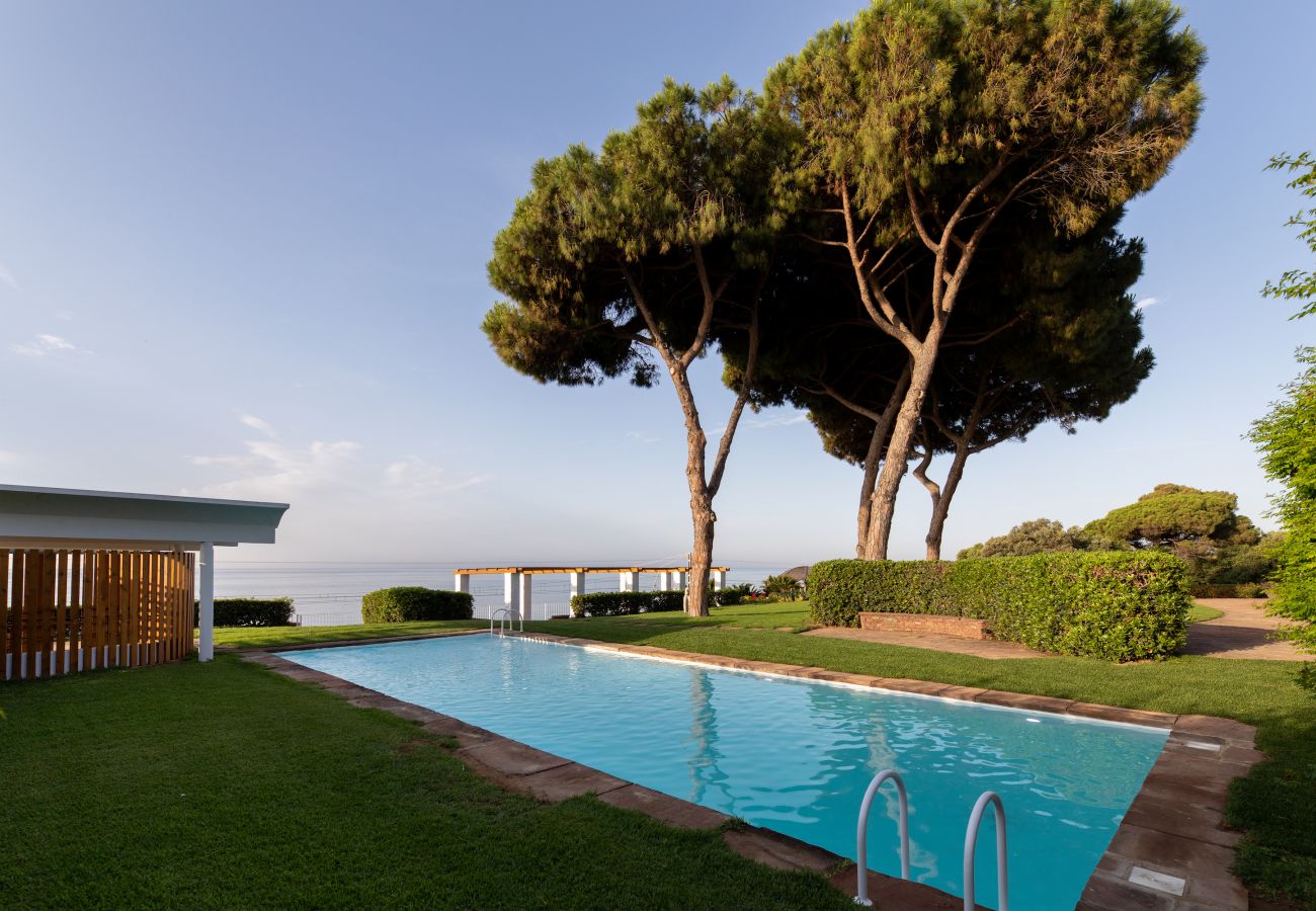 Villa in Mataró - Seafront bliss for 16 people – 40km to Barcelona!