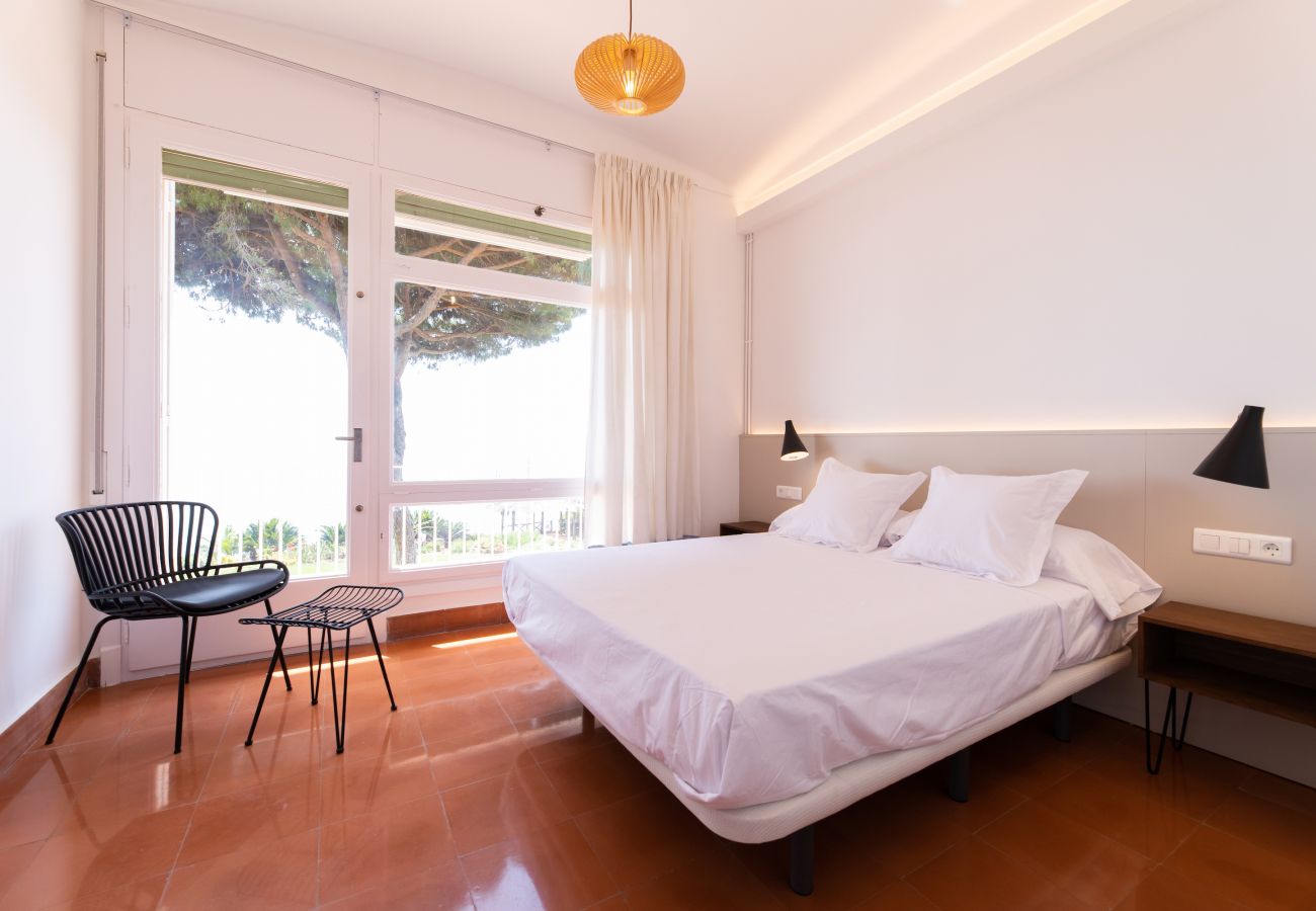 Villa in Mataró - Seafront bliss for 16 people – 40km to Barcelona!