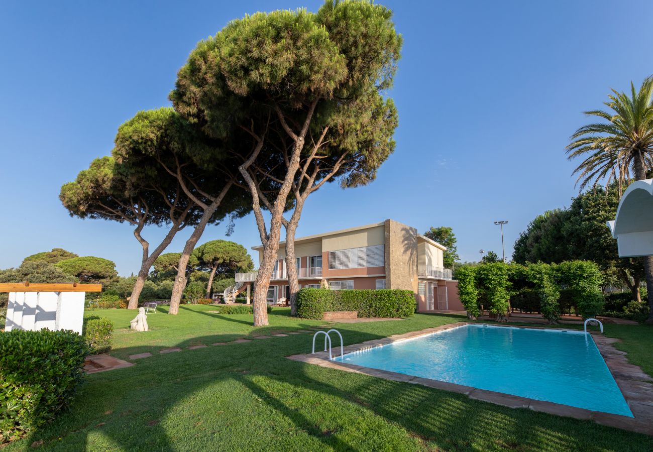 Villa in Mataró - Seafront bliss for 16 people – 40km to Barcelona!