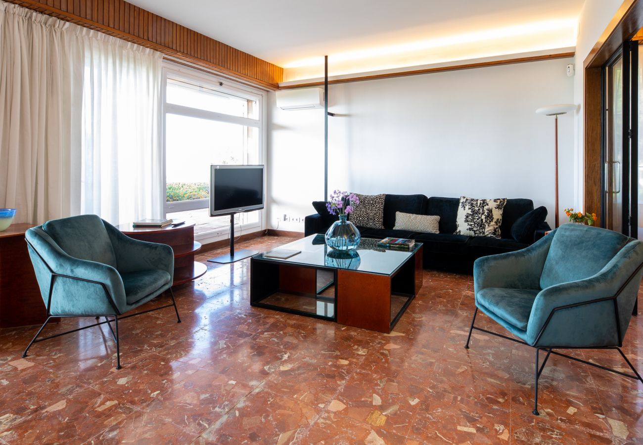 Villa in Mataró - Seafront bliss for 16 people – 40km to Barcelona!