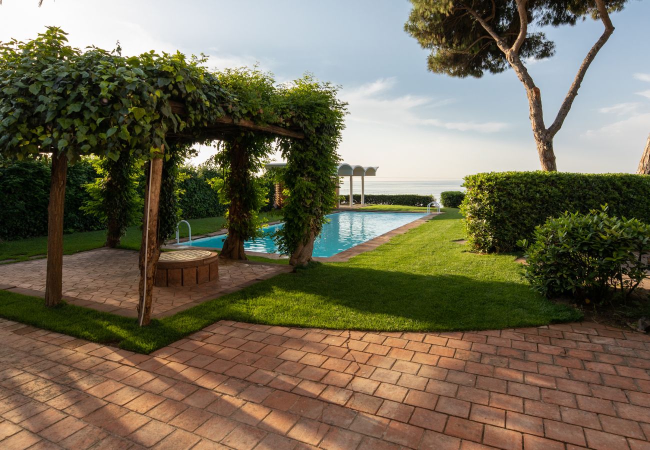 Villa in Mataró - Seafront bliss for 16 people – 40km to Barcelona!