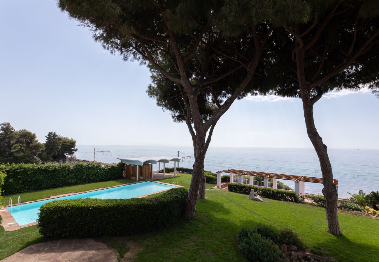 Villa in Mataró - Seafront bliss for 16 people – 40km to Barcelona!